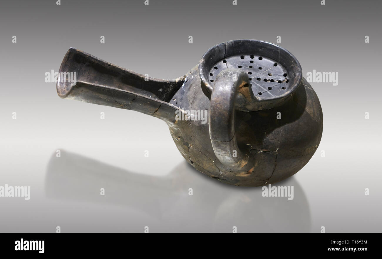 Grigio frigia vaso in ceramica con un filtro e un tubo di lancio lungo da Gordion. Raccolta frigia, 8-VII secolo a.c. - Museo della Civiltà anatolica Foto Stock
