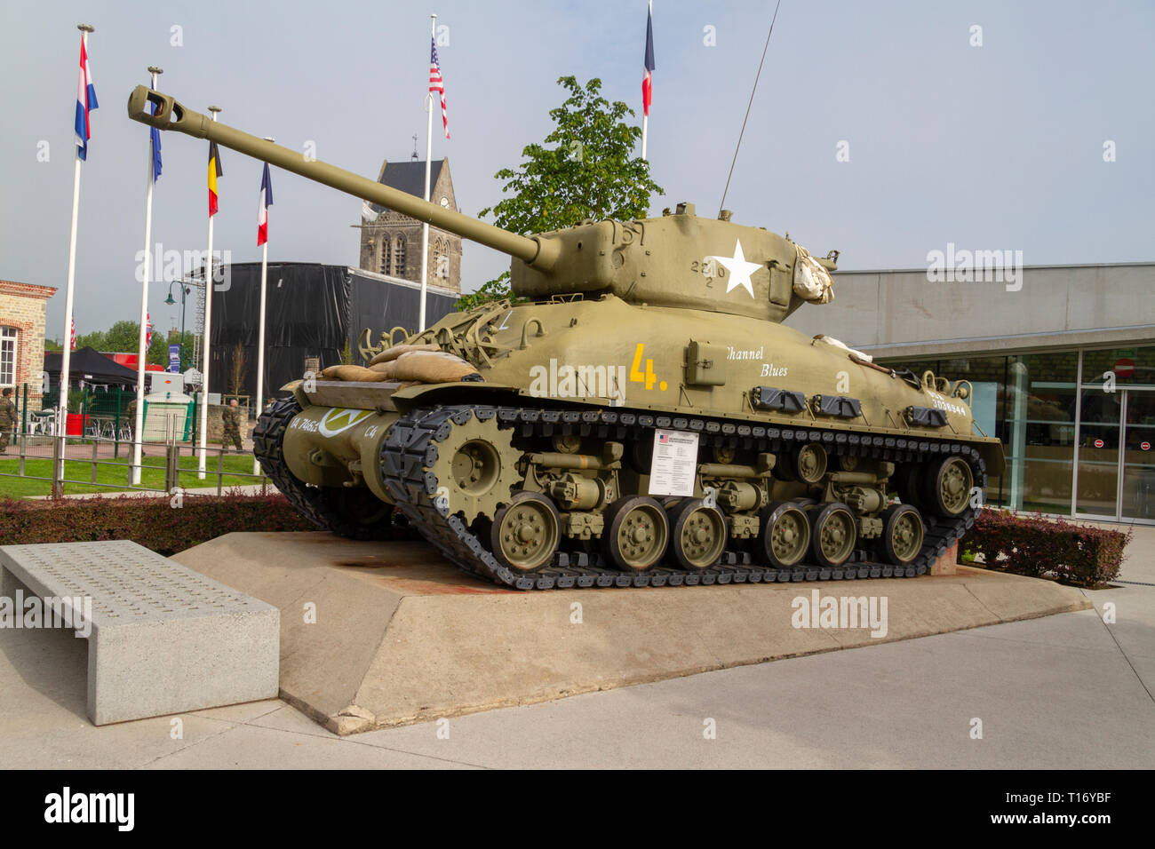 Sherman serbatoio sul display vicino all'entrata nel museo aerotrasportato, Sainte-Mère-Eglise, Normandia, Francia. Foto Stock