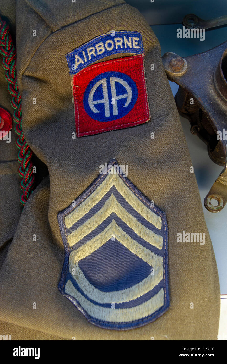 La spalla insegne di un sergente di prima classe della ottantaduesima Airborne sul display in Airborne Museum, Sainte-Mère-Eglise, Normandia, Francia. Foto Stock