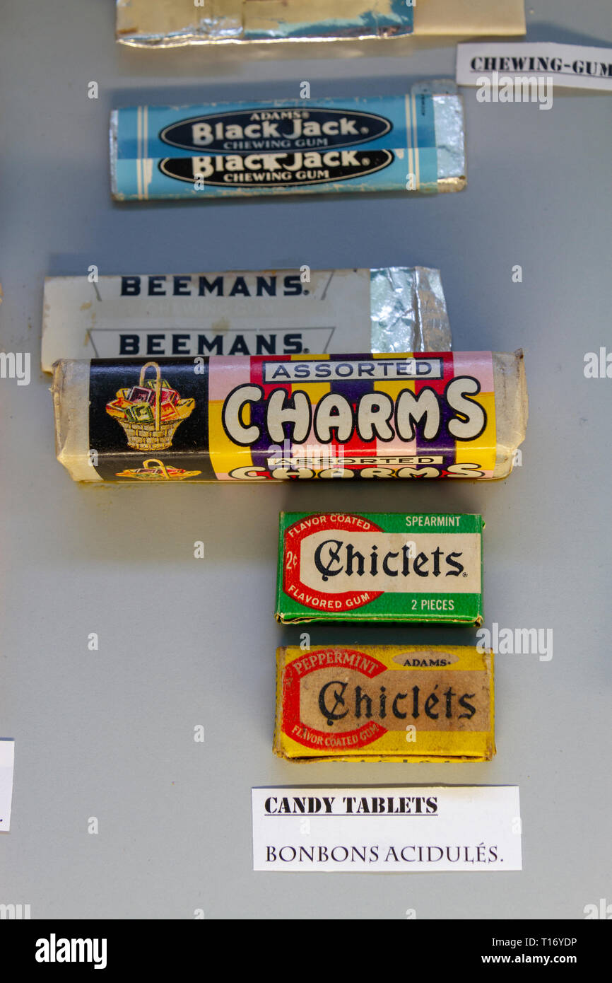 Una selezione di American caramelle o dolci (black jack, fascino, chiclets) sul display in Airborne Museum, Sainte-Mère-Eglise, Normandia, Francia. Foto Stock