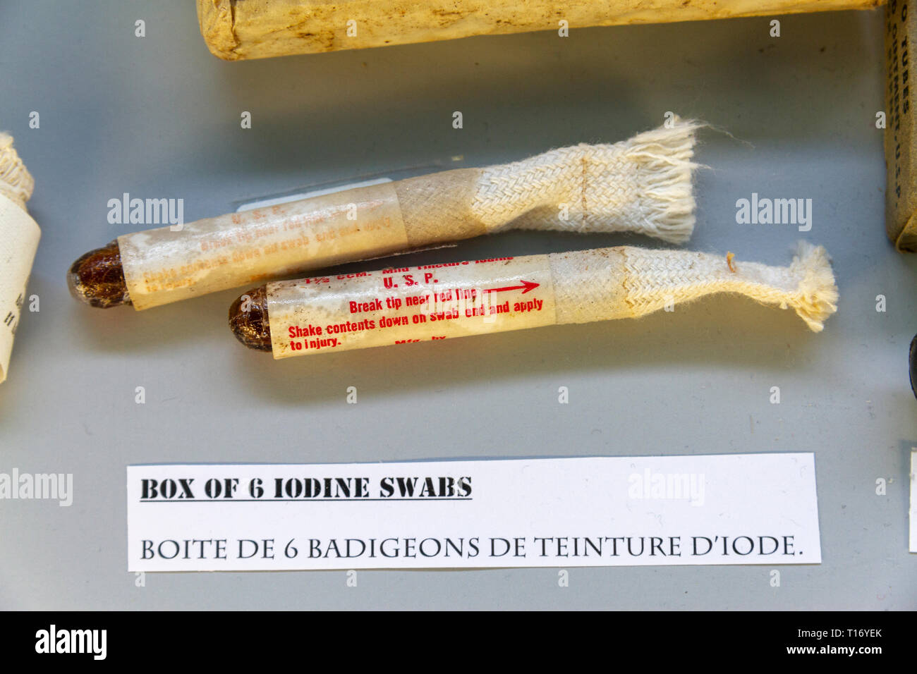 Una coppia di tamponi di iodio dalla Seconda Guerra Mondiale in mostra al Museo aerotrasportato, Sainte-Mère-Eglise, Normandia, Francia. Foto Stock