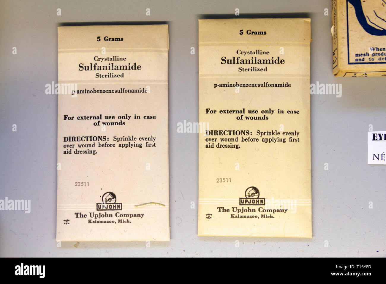 US Army rilasciato sulfanilammide cristallino (zolfo) da Upjohn Company sul display in Airborne Museum, Sainte-Mère-Eglise, Normandia, Francia. Foto Stock