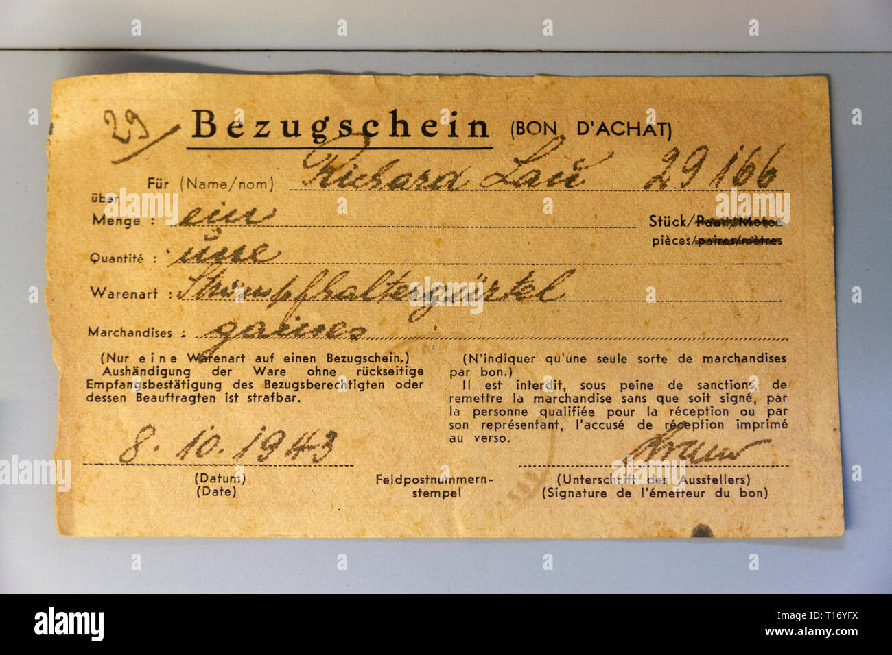 Un tedesco rilasciato razione della scheda come utilizzato dal francese in Normandia in mostra al Museo aerotrasportato, Sainte-Mère-Eglise, Normandia, Francia. Foto Stock