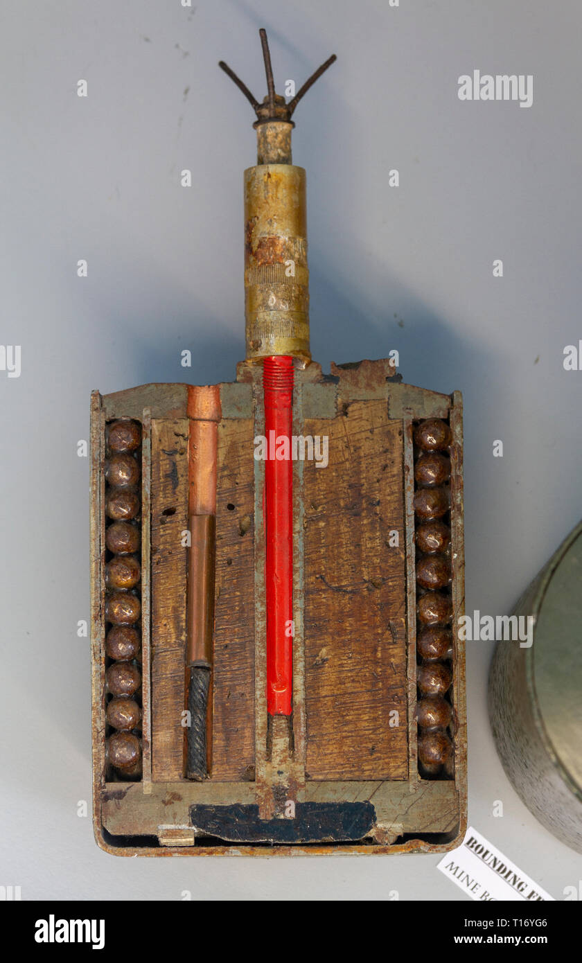 Il tedesco S-mine (Schrapnellmine, Sprengmine o Splittermine in tedesco), noto anche come "Bouncing Betty nell'Airborne Museum, Sainte-Mère-Eglise, n. Foto Stock