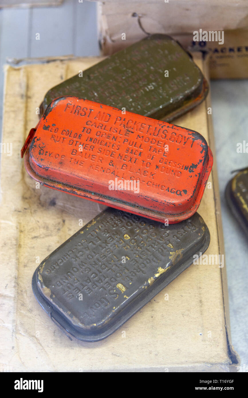 Un US Army problema di primo soccorso contenitore medicazione sul display in Airborne Museum, Sainte-Mère-Eglise, Normandia, Francia. Foto Stock