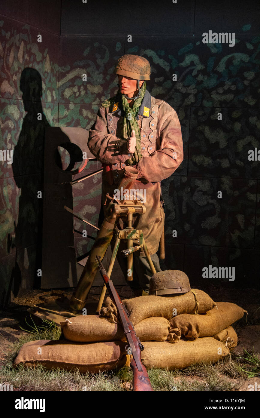 Il display mostra un soldato tedesco con un mortaio all'interno dell'operazione Nettuno edificio, il Museo del Volo, Sainte-Mère-Eglise, Normandia, Francia. Foto Stock