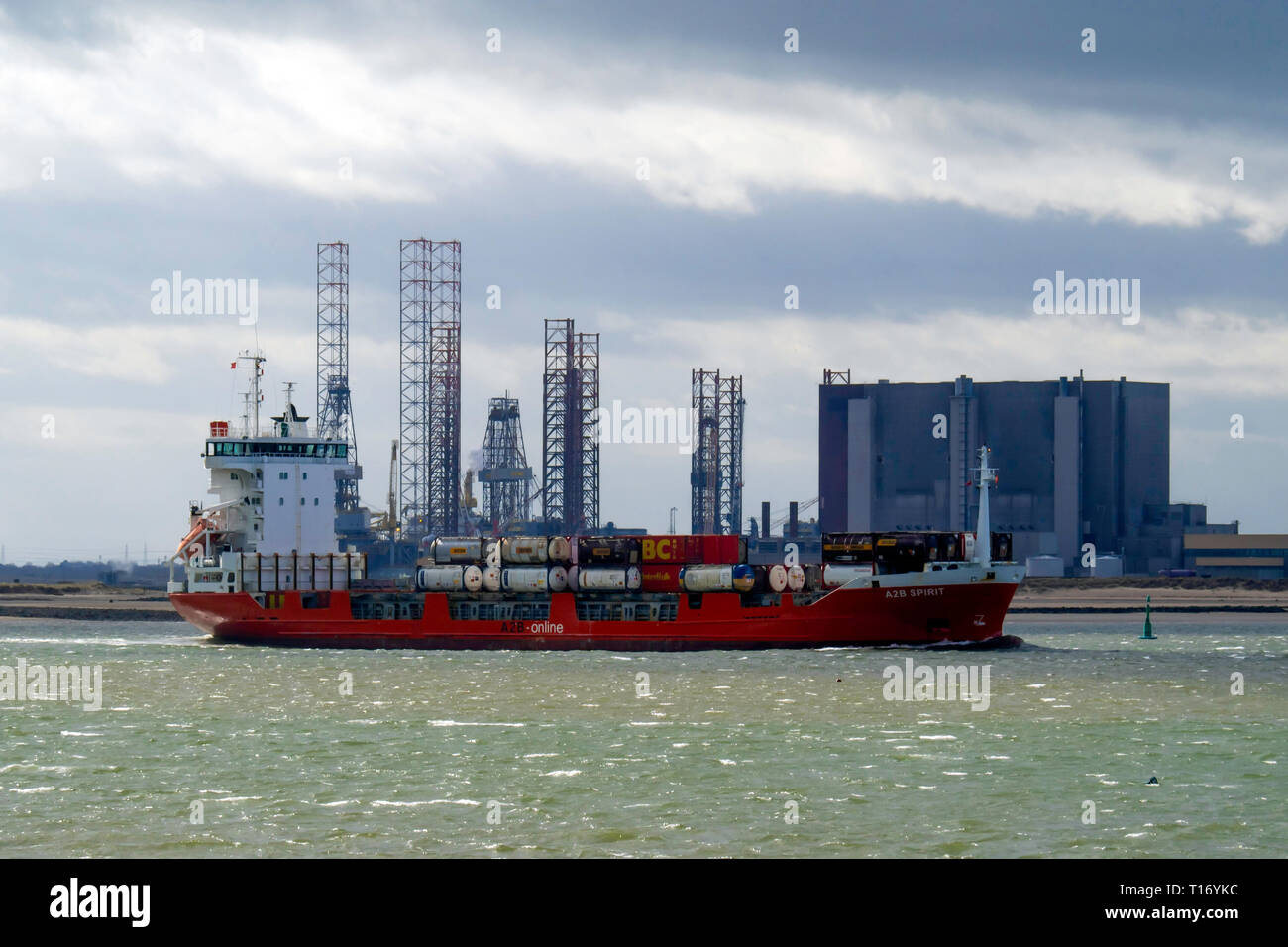 Contenitore nave A2B SPIRITO IMO:9144689, uscire dalle rotte Teesport England Regno Unito passando Jack up trivelle e Hartlepool Nuclear power station Foto Stock