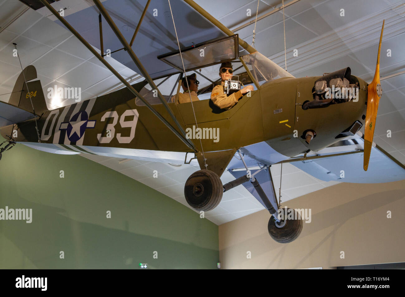 Un Piper Cub J-3/ricognizione spotter piano nell'Airborne Museum, Sainte-Mère-Eglise, Normandia, Francia. Foto Stock