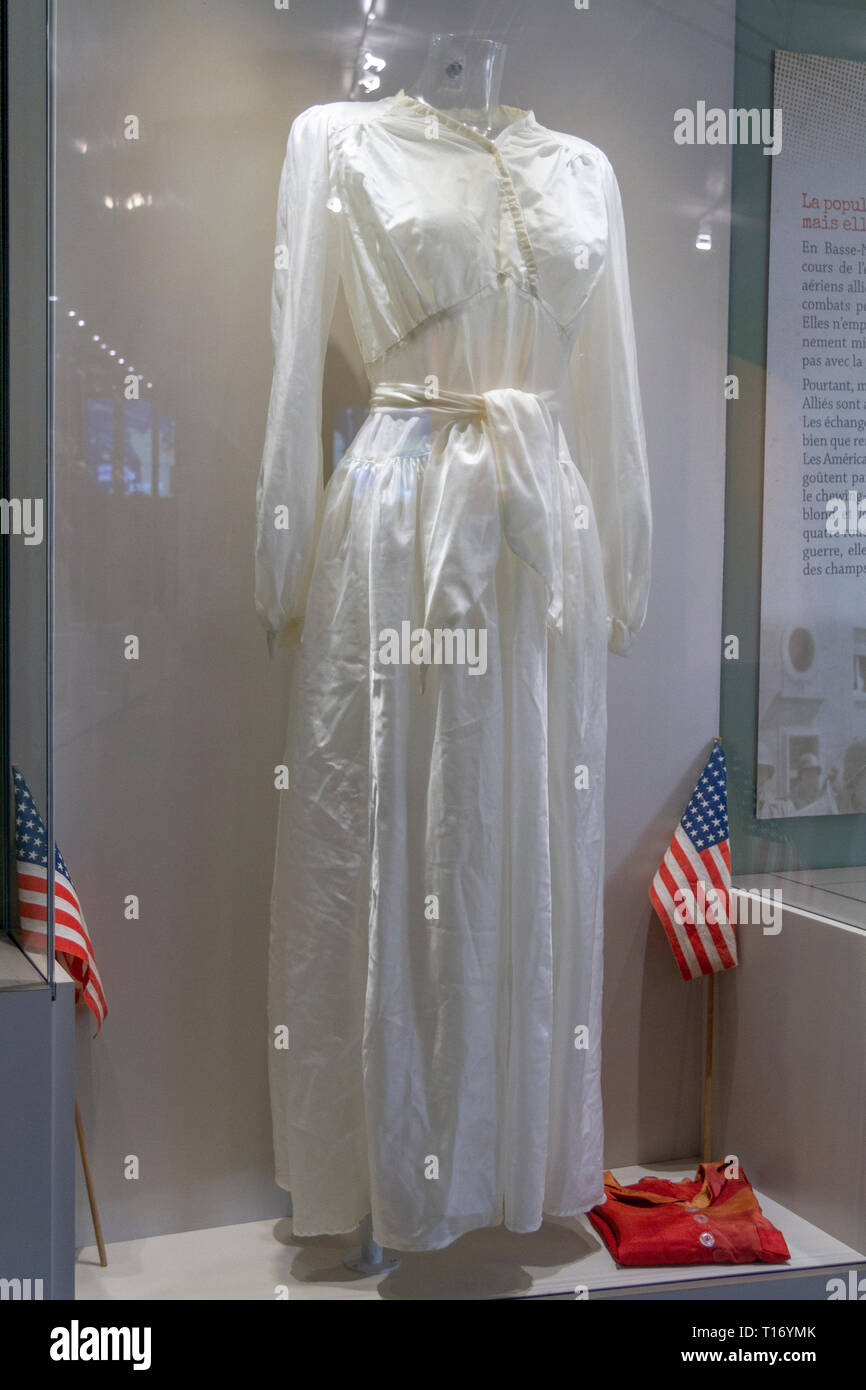 Un abito bianco realizzato da paracadute tettoia (seta) in Airborne Museum, Sainte-Mère-Eglise, Normandia, Francia. Foto Stock