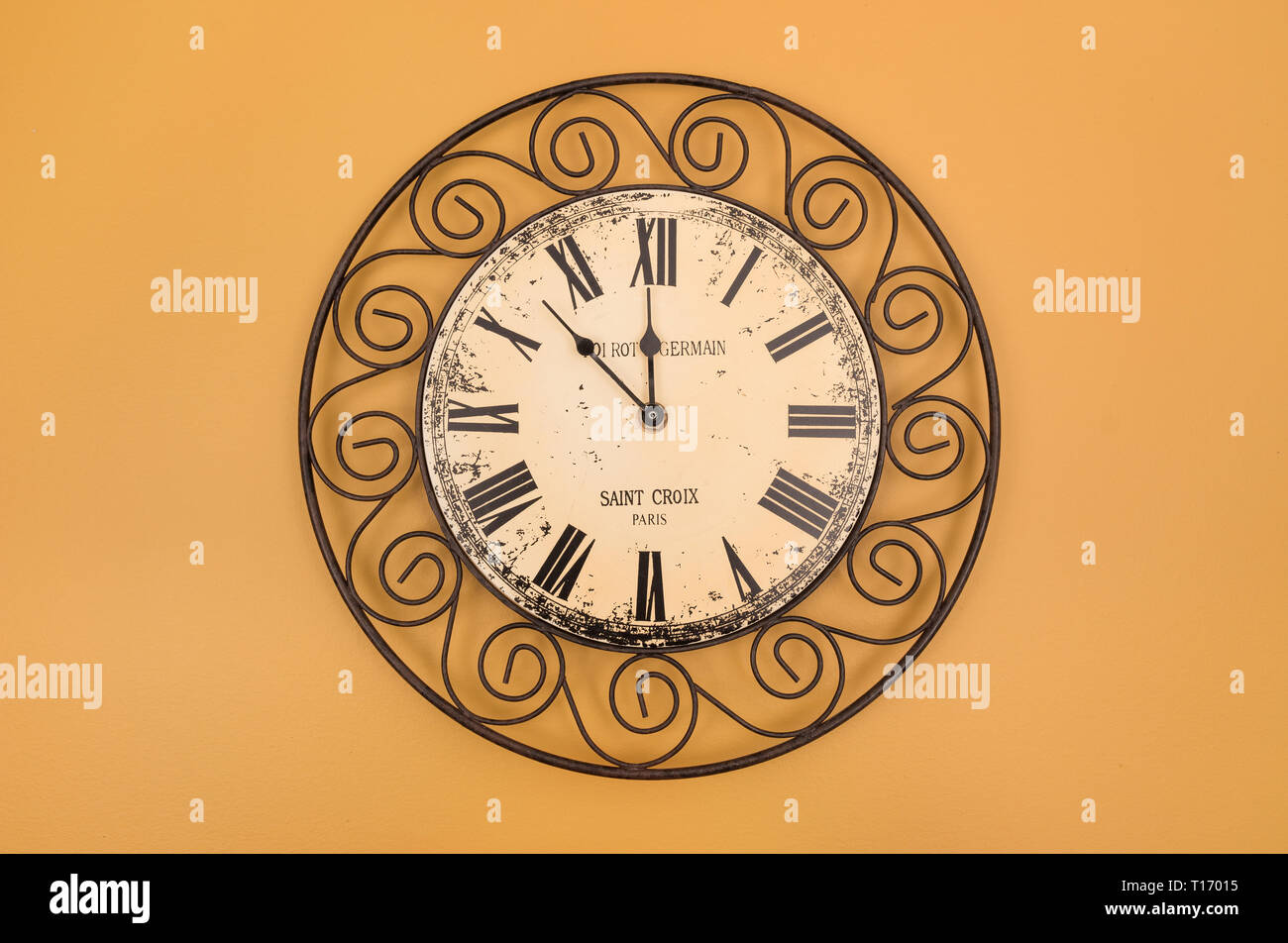 In stile vintage rotondo di metallo orologio sul muro. Classic Home decor. Foto Stock