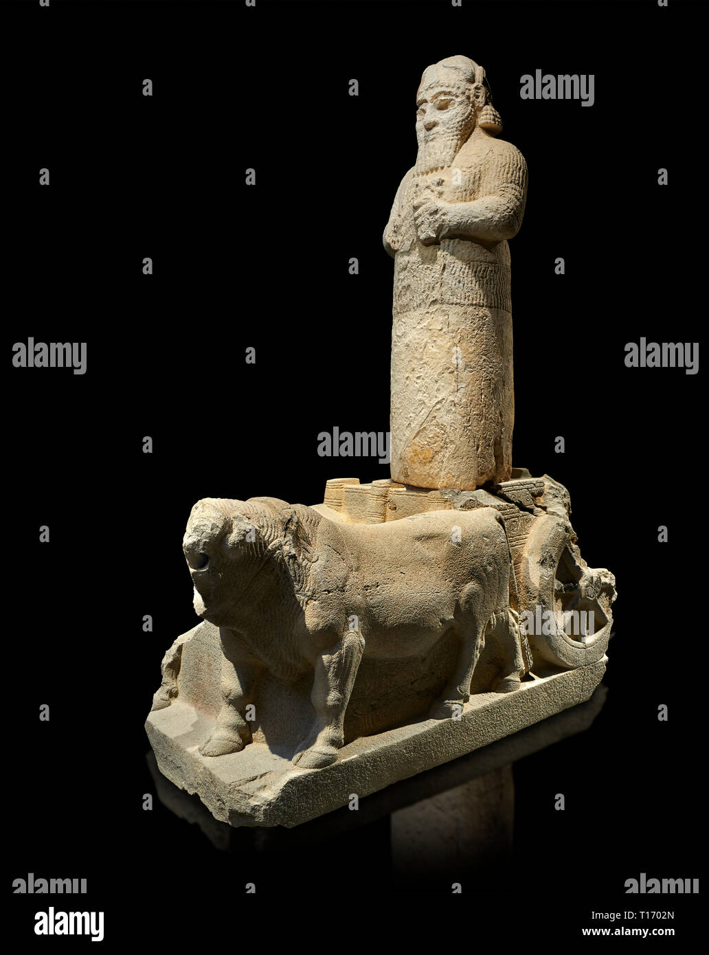 Hittita monumentale statua di probabile Tarhunda, il dio delle tempeste, in piedi su un carro trainato da due tori. Adana il Museo di Archeologia, Turchia. Contro Foto Stock