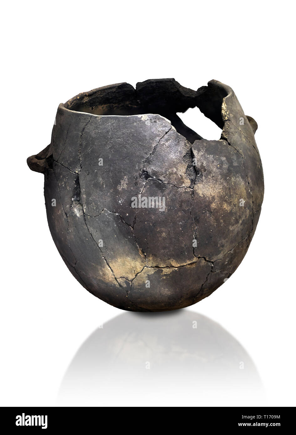 Il neolitico vaso in terracotta . Raccolta Catalhoyuk, Konya Museo Archeologico, la Turchia. Contro uno sfondo bianco Foto Stock