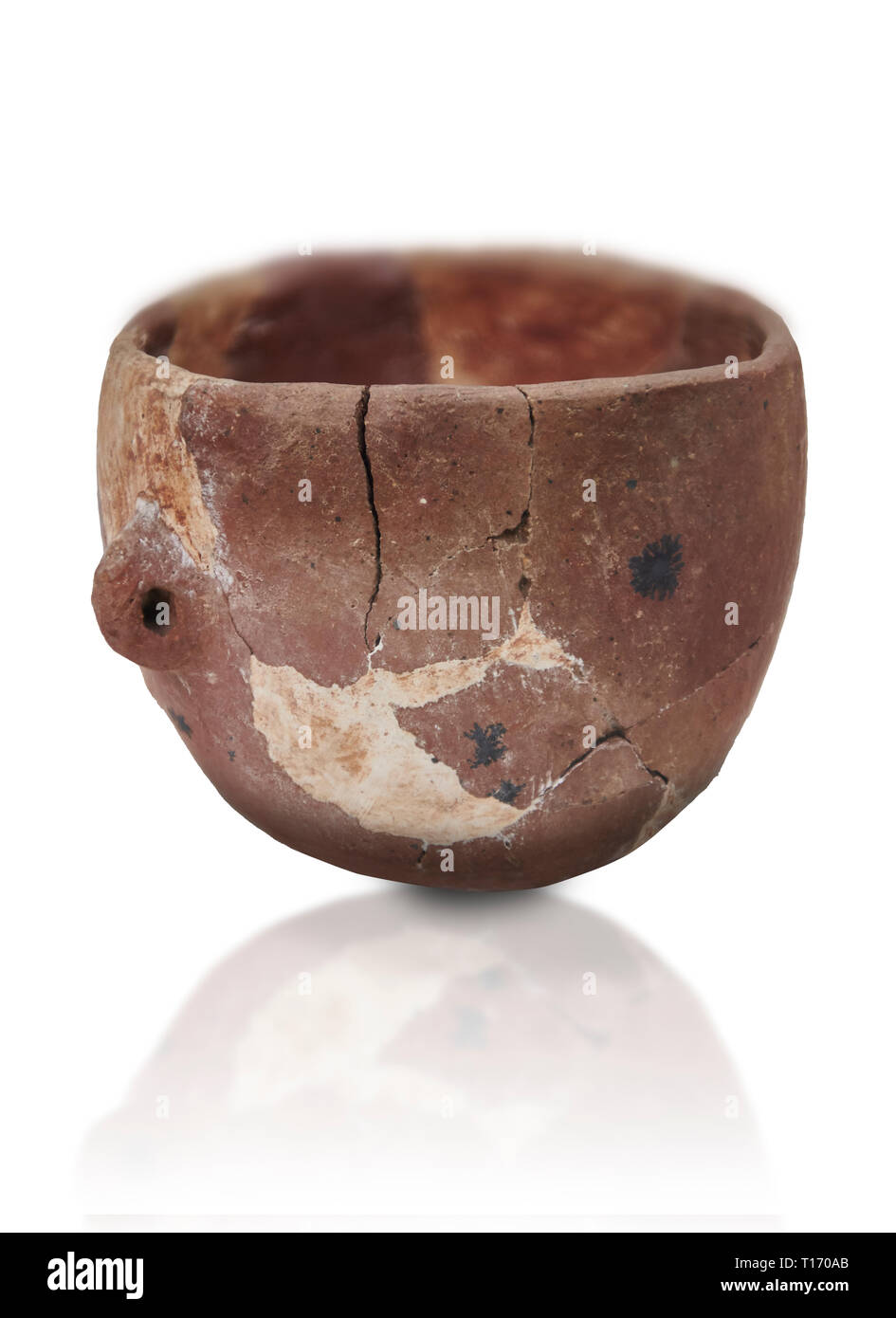 Neolitico vaso di terracotta. Raccolta Catalhoyuk, Konya Museo Archeologico, la Turchia. Contro uno sfondo bianco Foto Stock