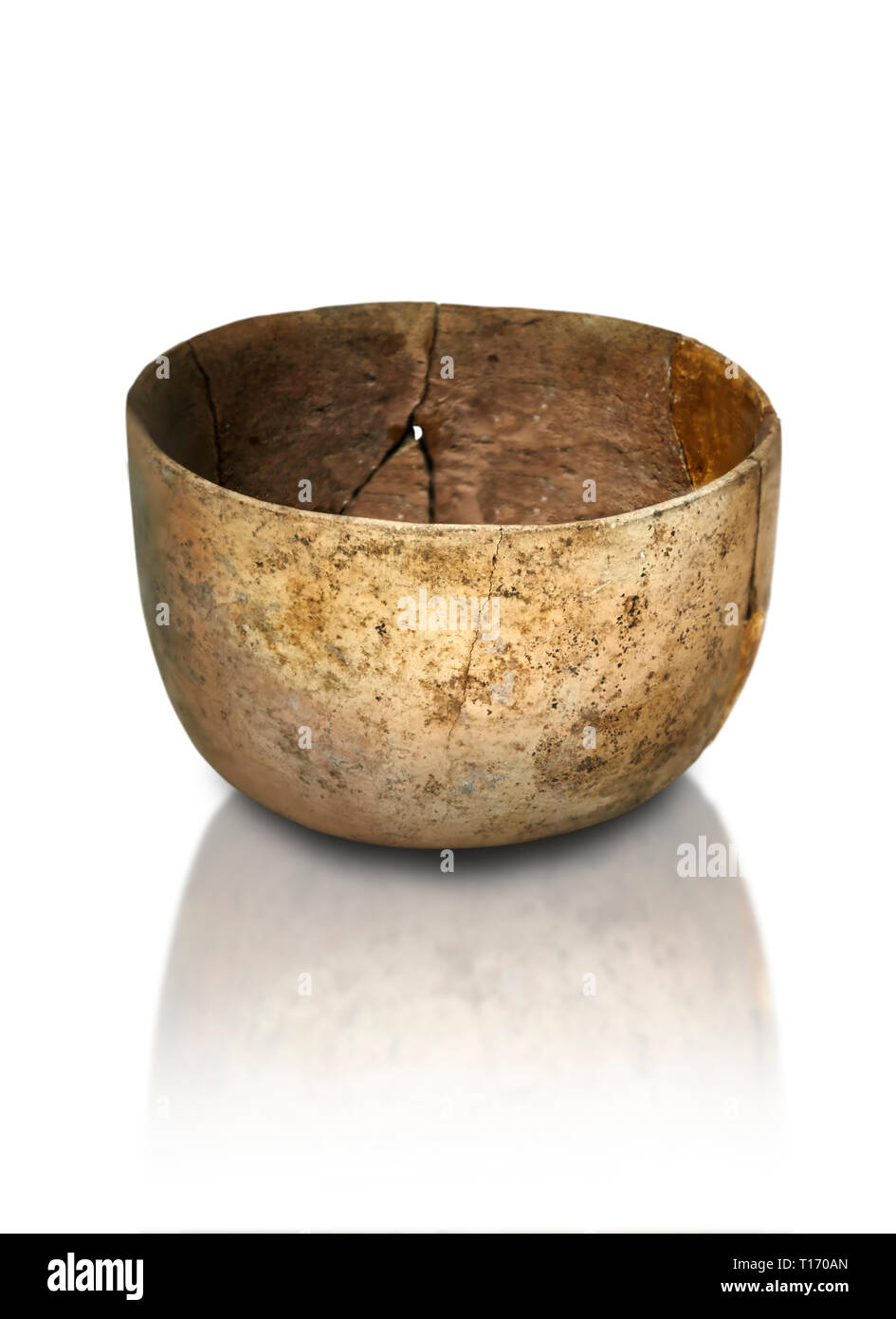 Neolitico vaso di terracotta. Raccolta Catalhoyuk, Konya Museo Archeologico, la Turchia. Contro uno sfondo bianco Foto Stock