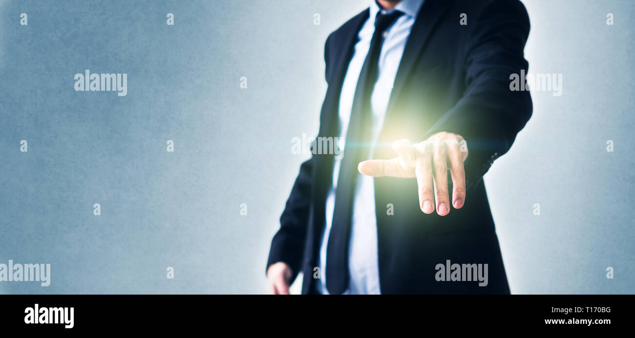 Imprenditore puntando sulla schermata virtuale - tecnologia nel concetto di business Foto Stock