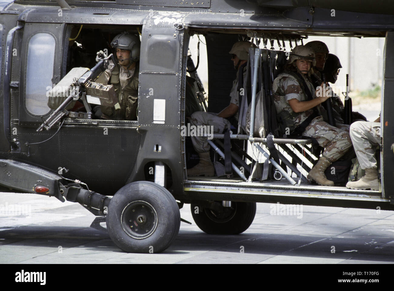29 ottobre 1993 U.S. I soldati dell esercito a bordo di un esercito americano Sikorsky UH-60 Black Hawk elicottero, pronti per il decollo dalla sede UNOSOM composto a Mogadiscio, in Somalia. Foto Stock
