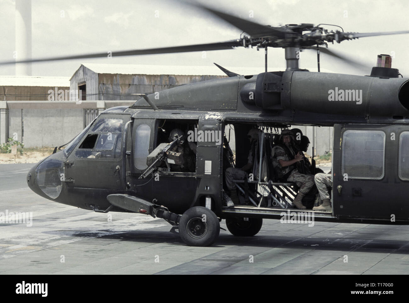 29 ottobre 1993 U.S. I soldati dell esercito a bordo di un esercito americano Sikorsky UH-60 Black Hawk elicottero, pronti per il decollo dalla sede UNOSOM composto a Mogadiscio, in Somalia. Foto Stock