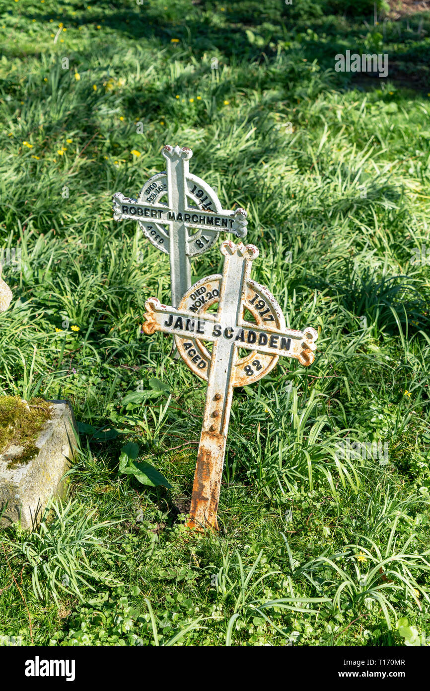 Il vecchio metallo marcatori grave Foto Stock