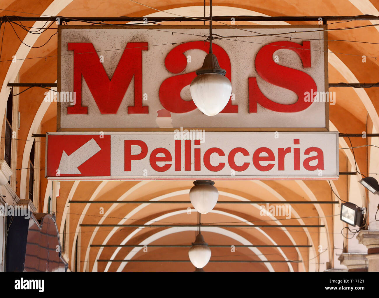Un cartello del MaS smantellata (Magazzini allo Statuto), dipartimento di  storici negozi di abbigliamento, sotto i portici di Piazza Vittorio, Roma  Foto stock - Alamy