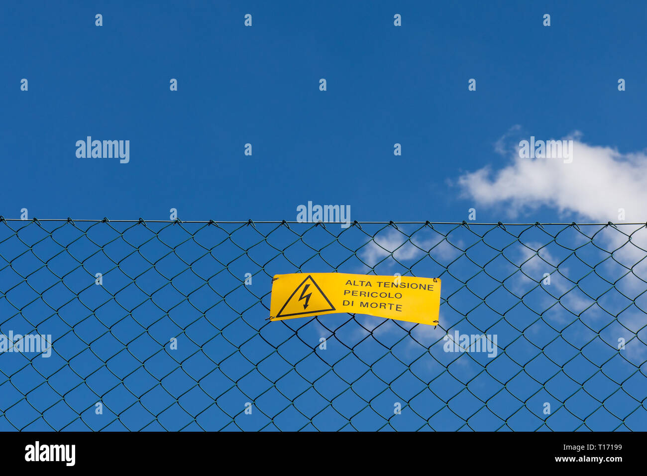Alta tensione pericolo di morte (Alta tensione pericolo di morte) segnale di avvertimento su un recinto di filo in Italia Foto Stock