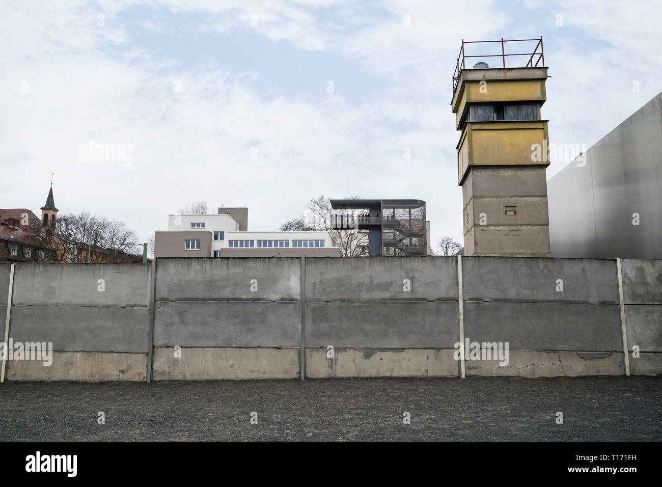 Muro di Berlino e la torre di avvistamento al Memoriale del Muro di Berlino (Berliner Mauer) di Berlino, Germania. Centro di documentazione e piattaforma di osservazione in background. Foto Stock