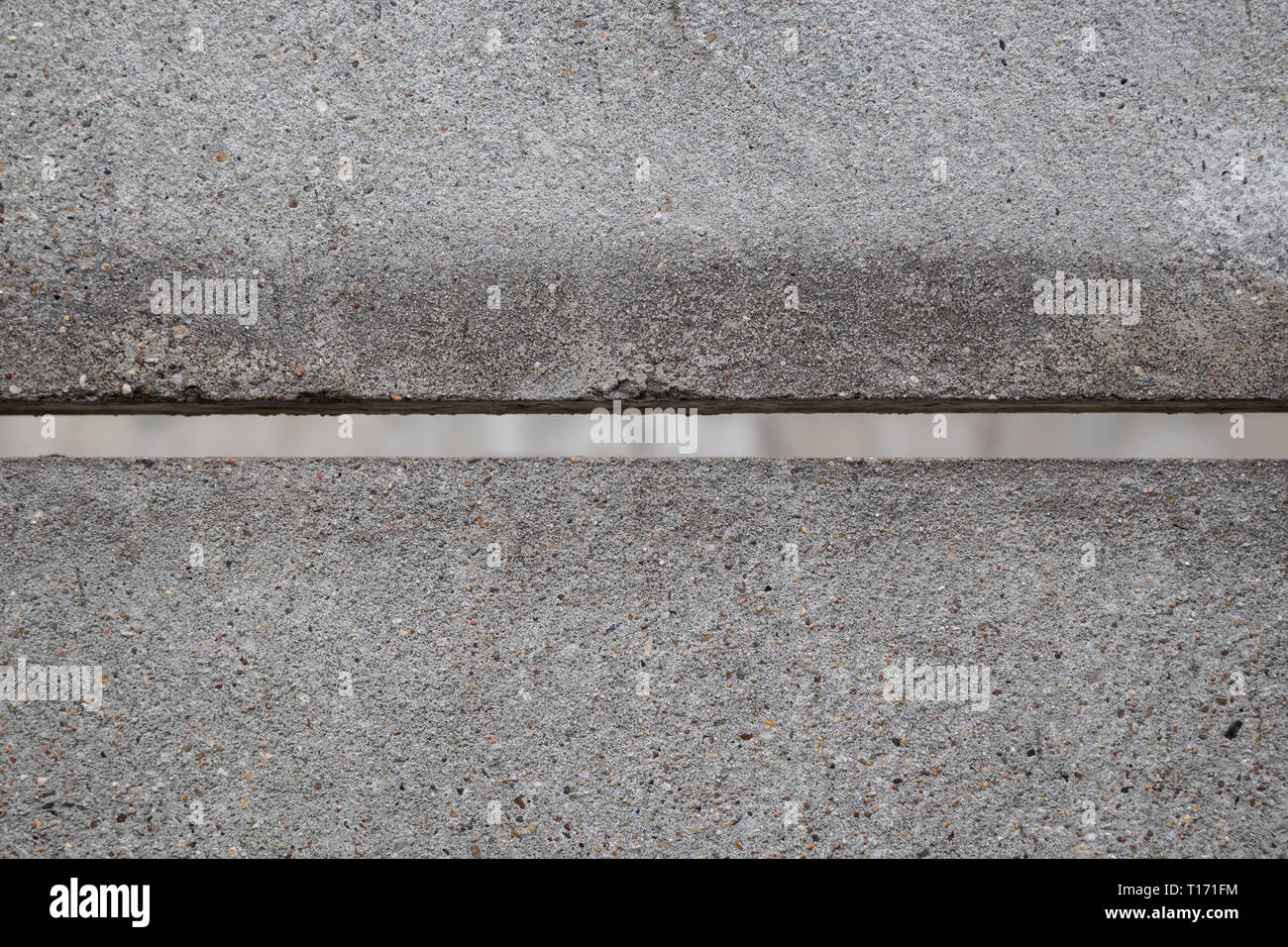 Un foro orizzontale o intercapedine tra due lastre di calcestruzzo al muro di Berlino (Memoriale del Muro di Berlino - Berliner Mauer) di Berlino, Germania. Foto Stock