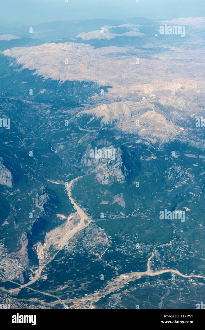 Vista dalla finestra aereo con vista del mare, della città, della montagna Foto Stock