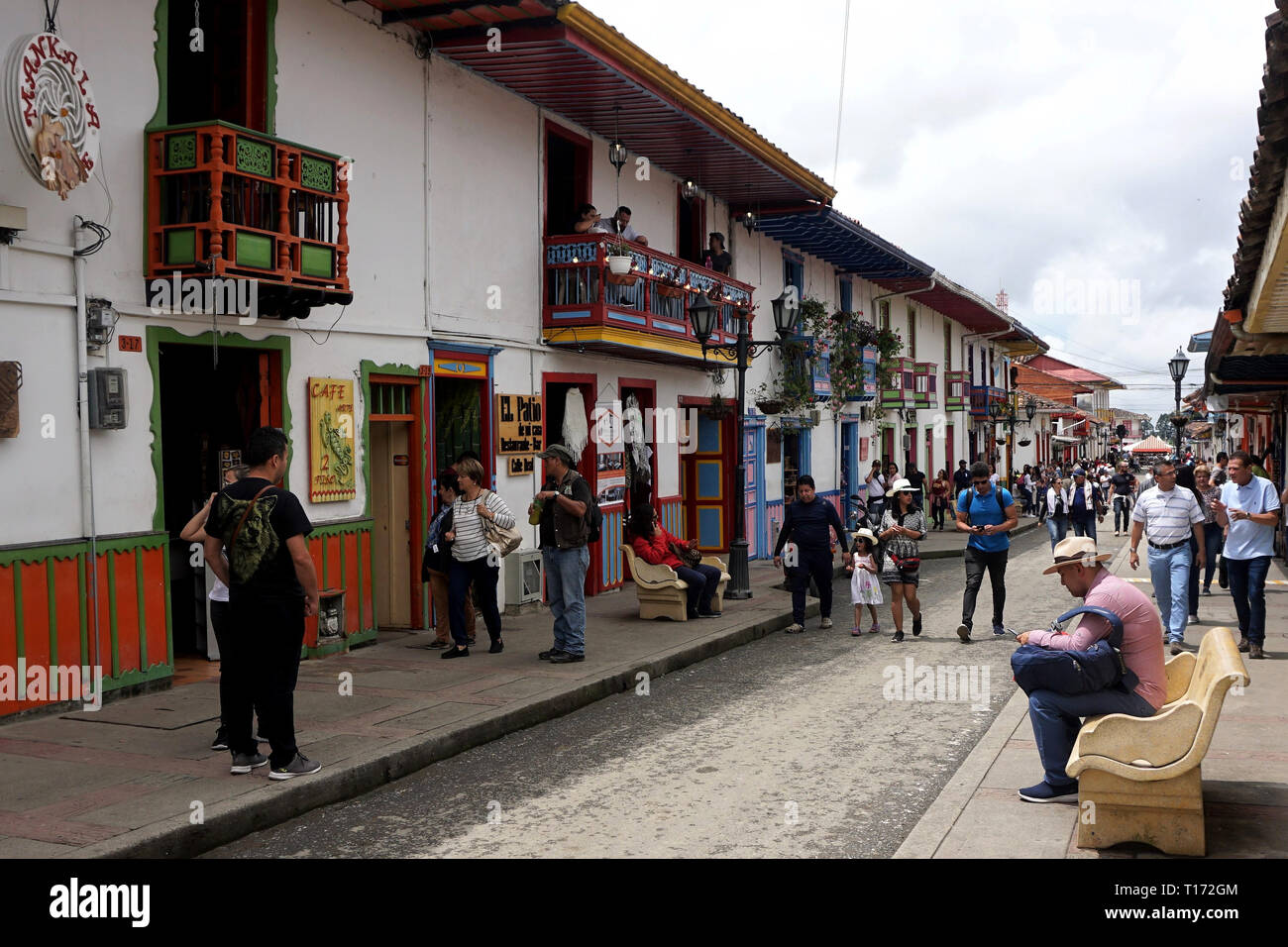 Fine settimana i visitatori e i turisti che popolano la principale strada dello shopping nel Salento, Colombia Foto Stock