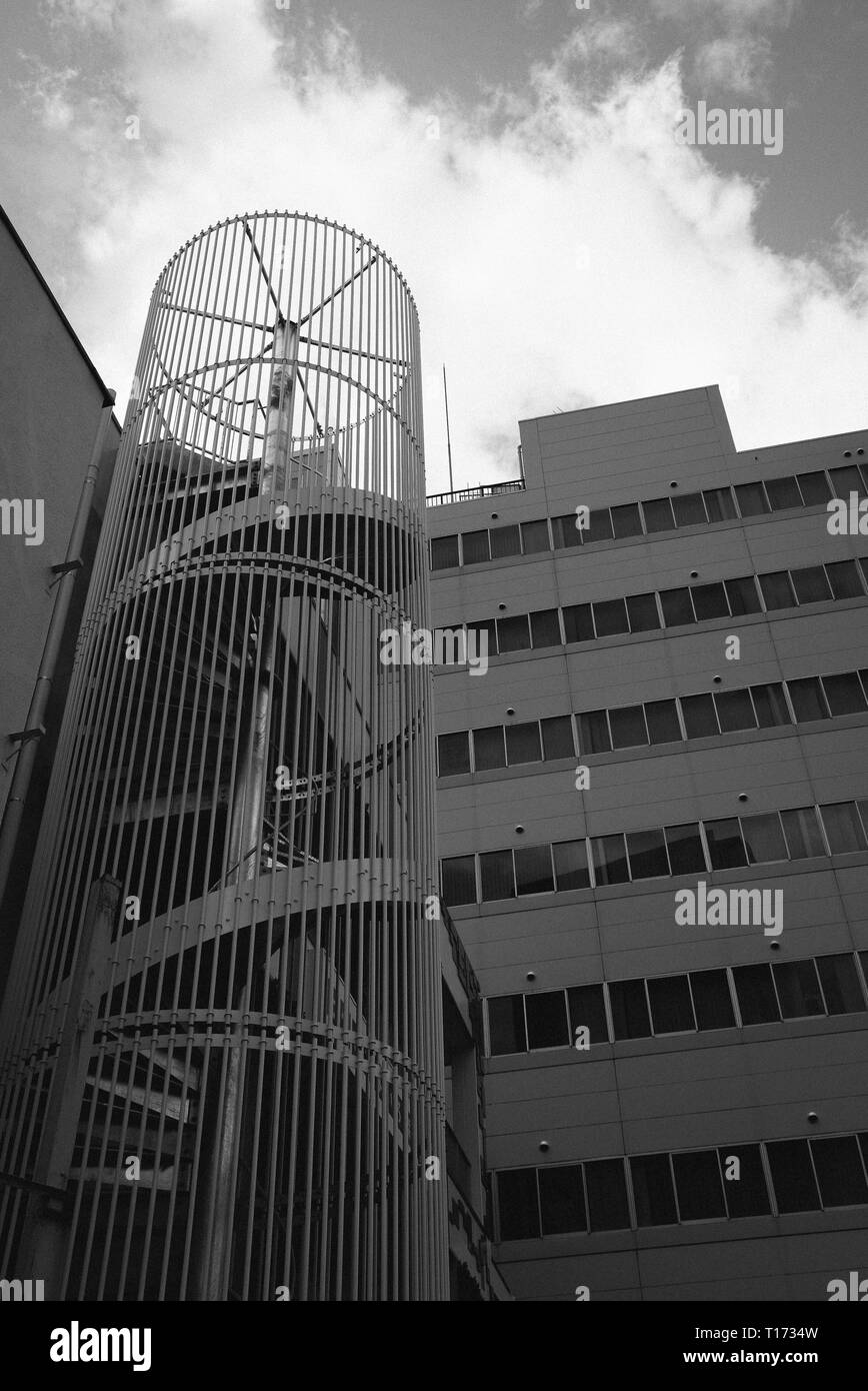 Un unica scala a spirale all'esterno di un edificio nella città di Sendai nella parte settentrionale di del Giappone della isola di Honshu Foto Stock