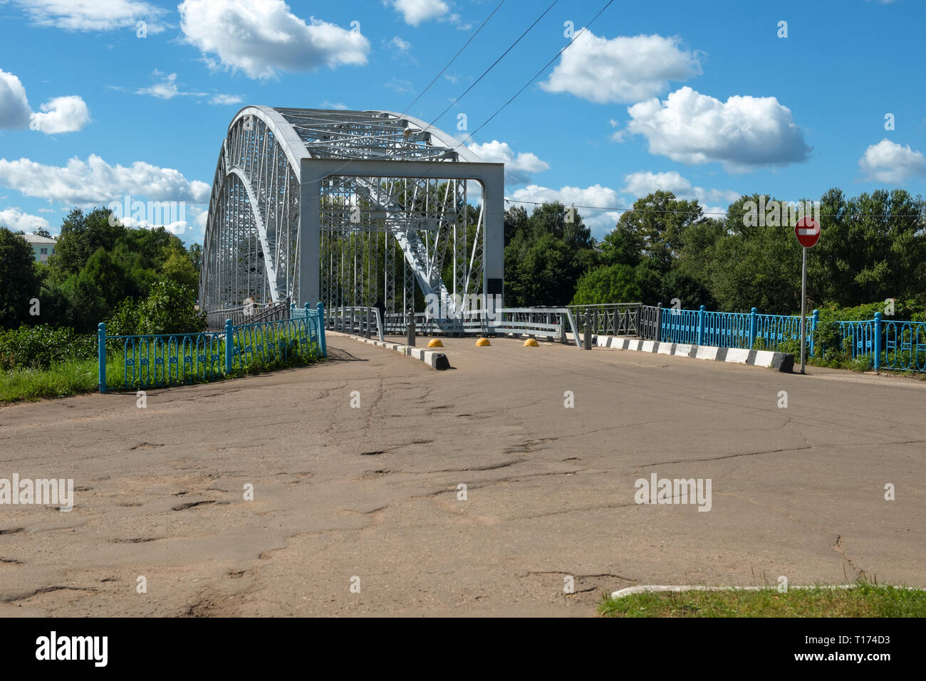 In Russia prima arcata in acciaio ponte sul fiume Msta nella soleggiata giornata estiva. Novgorod, Borovichi, Russia. È stato costruito nel 1905. Foto Stock