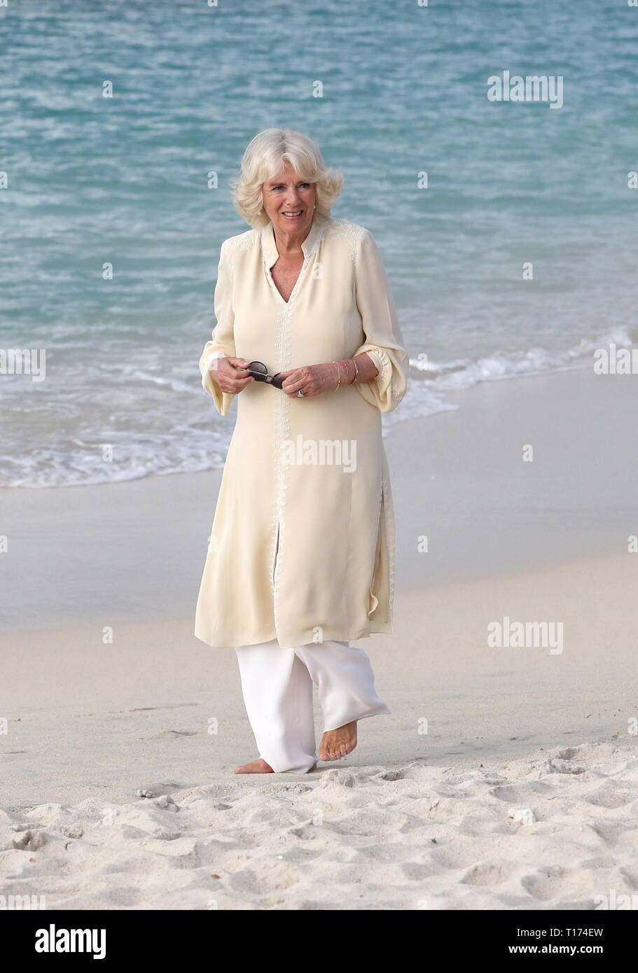 La duchessa di Cornovaglia passeggiate lungo il Grand Anse Beach durante un giorno di visita all'isola caraibica di Grenada. Foto Stock