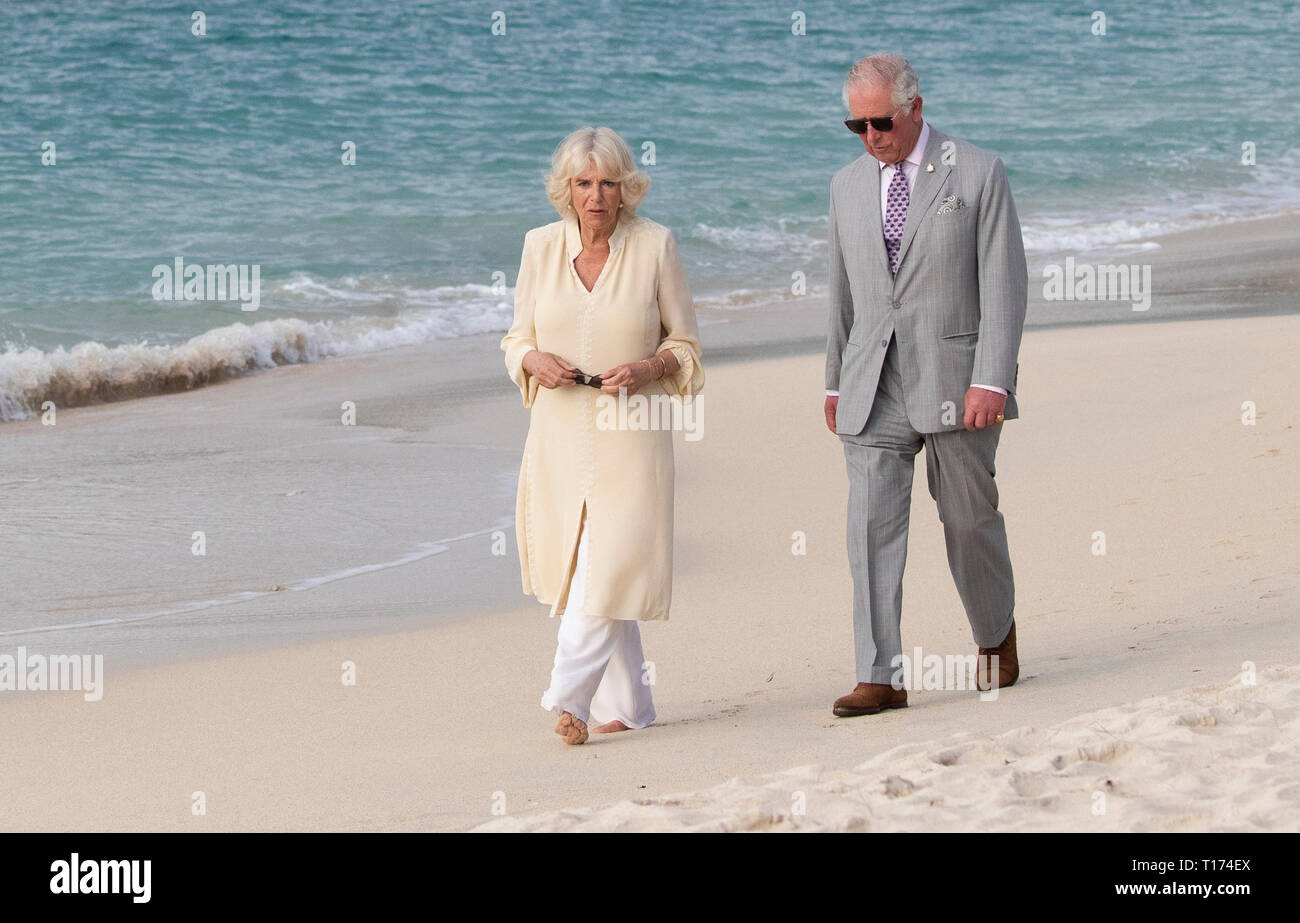 Il Principe di Galles e la duchessa di Cornovaglia a piedi lungo il Grand Anse Beach durante un giorno di visita all'isola caraibica di Grenada. Foto Stock
