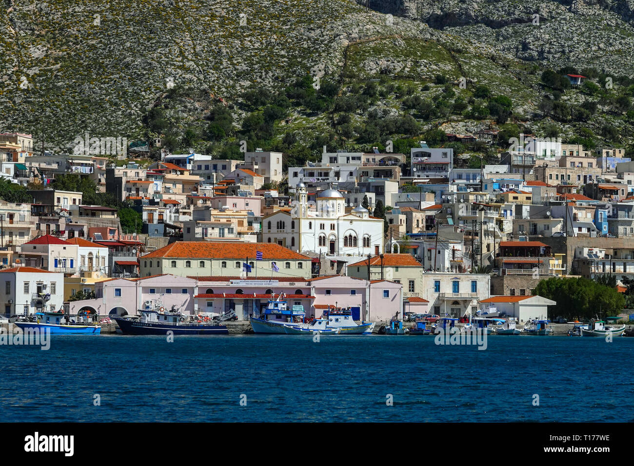 Il porto di Pothia, con il suo stile Italiano case, Kalymnos, Dodecaneso, Grecia Foto Stock