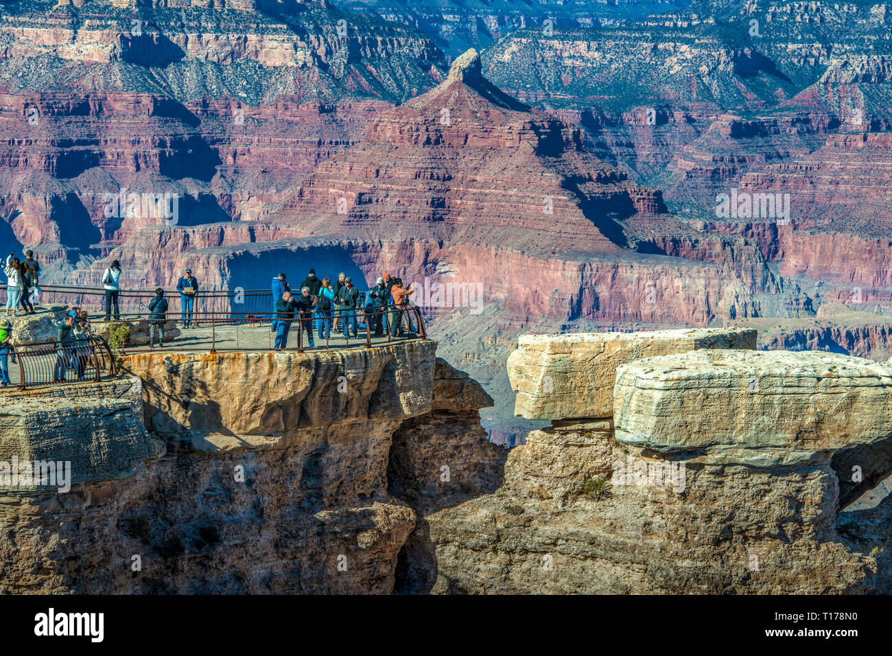 Il Grand Canyon, Arizona, Stati Uniti d'America ,turisti fotografare da una roccia accanto al punto di vista Mather su South Rim Foto Stock