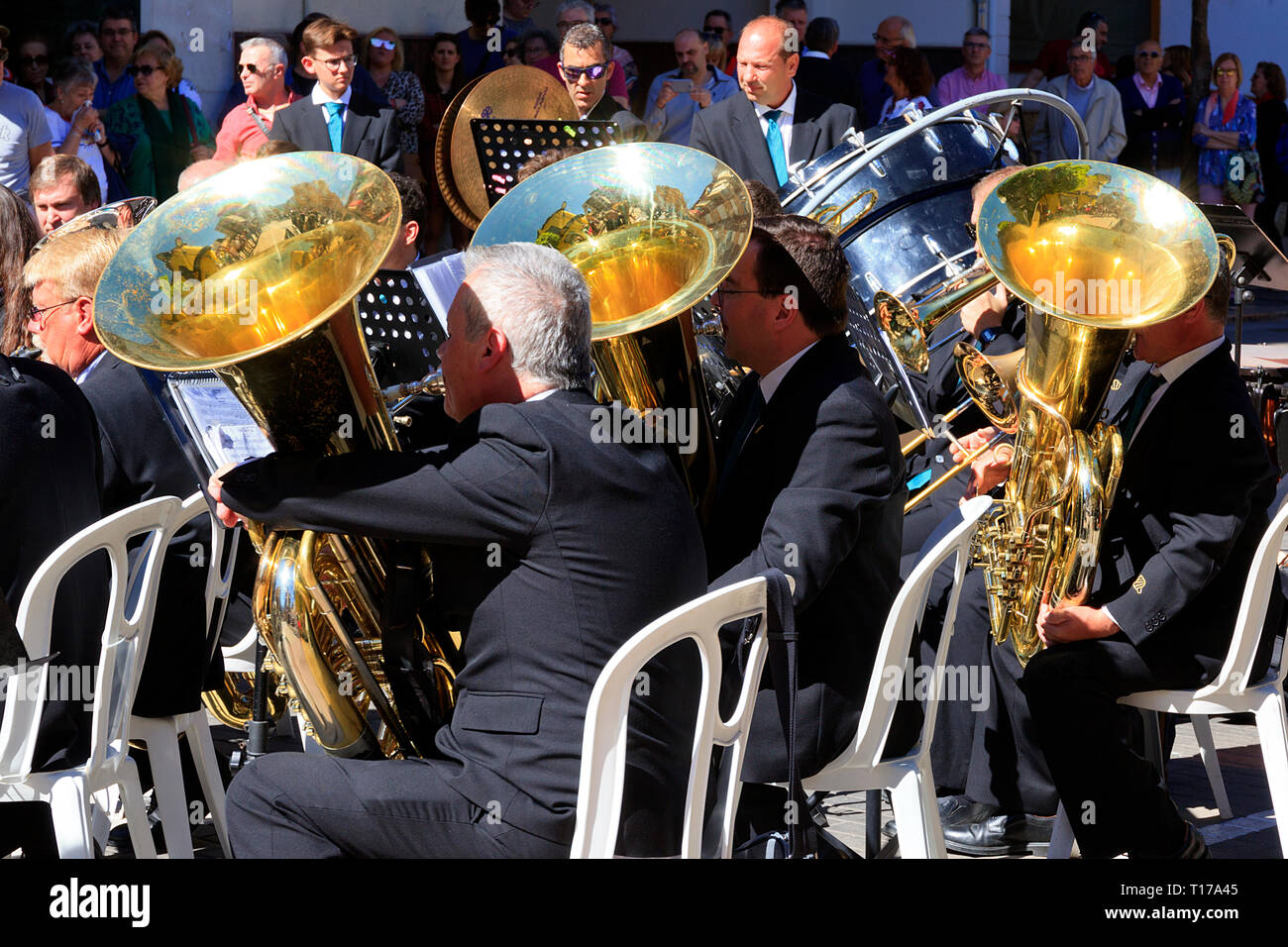 Ottone della tuba di Dénia Orchestra di fiati a Fallas Celebrazioni 2019 Foto Stock