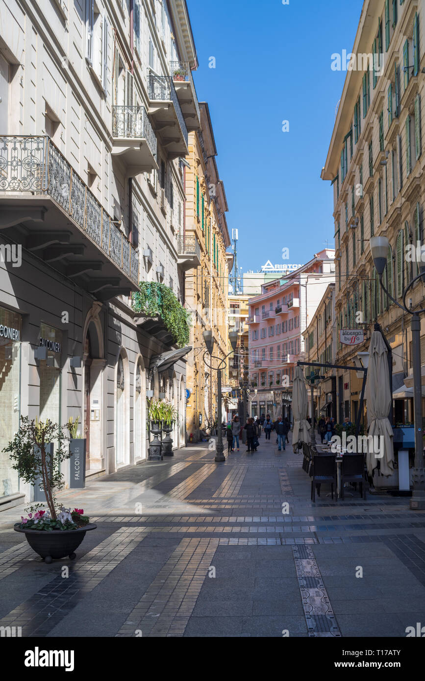 Pedonale strada principale G.Matteotti nella città vecchia di Sanremo, la città balneare sulla Riviera Italiana Foto Stock