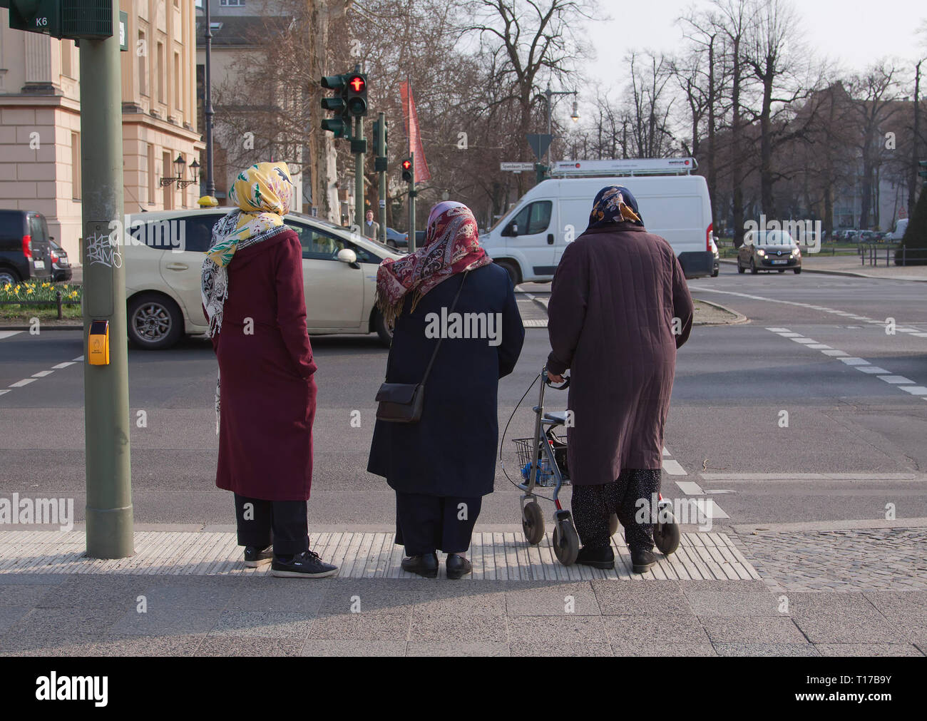 Bagno turco pensionati con velo a Berlino, Germania Foto Stock