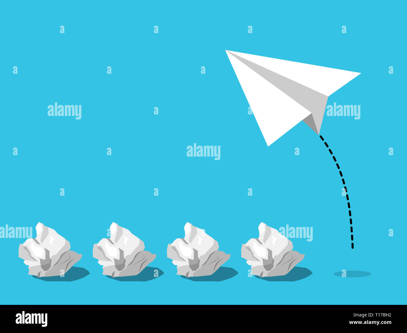 Da timido raggrumato palle di carta nasce una nuova idea di successo rappresentato da aereo o il piano di volo di carta. Il concetto di creatività Foto Stock