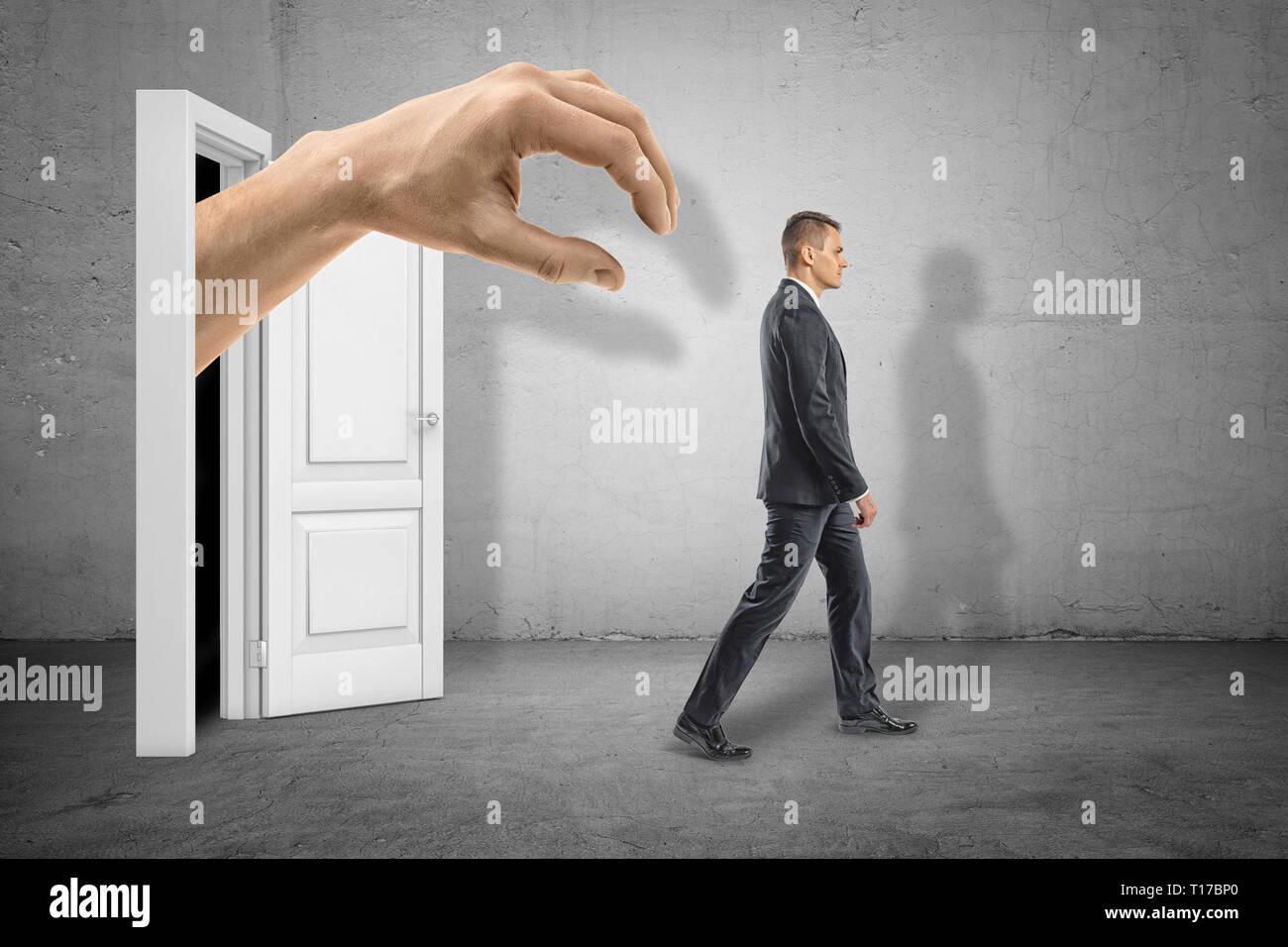 Vista laterale di big man mano che emergono dal buio su bianco porta e pronto ad agguantare piccolo imprenditore che è a piedi e non riesco a vedere la mano. Foto Stock