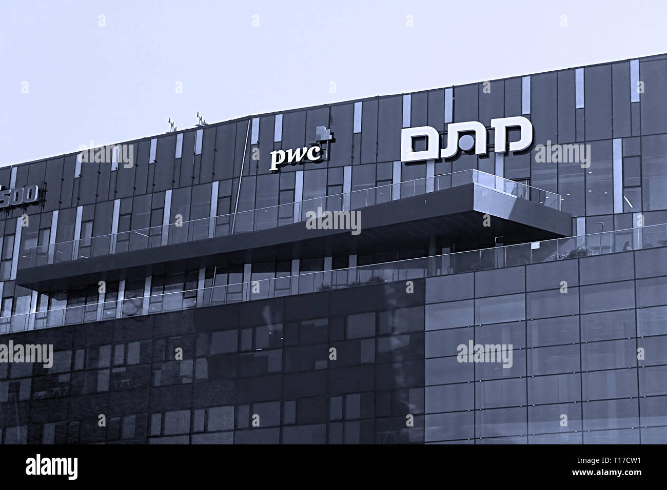 HAIFA, Israele - 18 settembre 2017: Vista di edificio per uffici con il famoso logo (PWC) di Haifa MATAM high tech campus Foto Stock