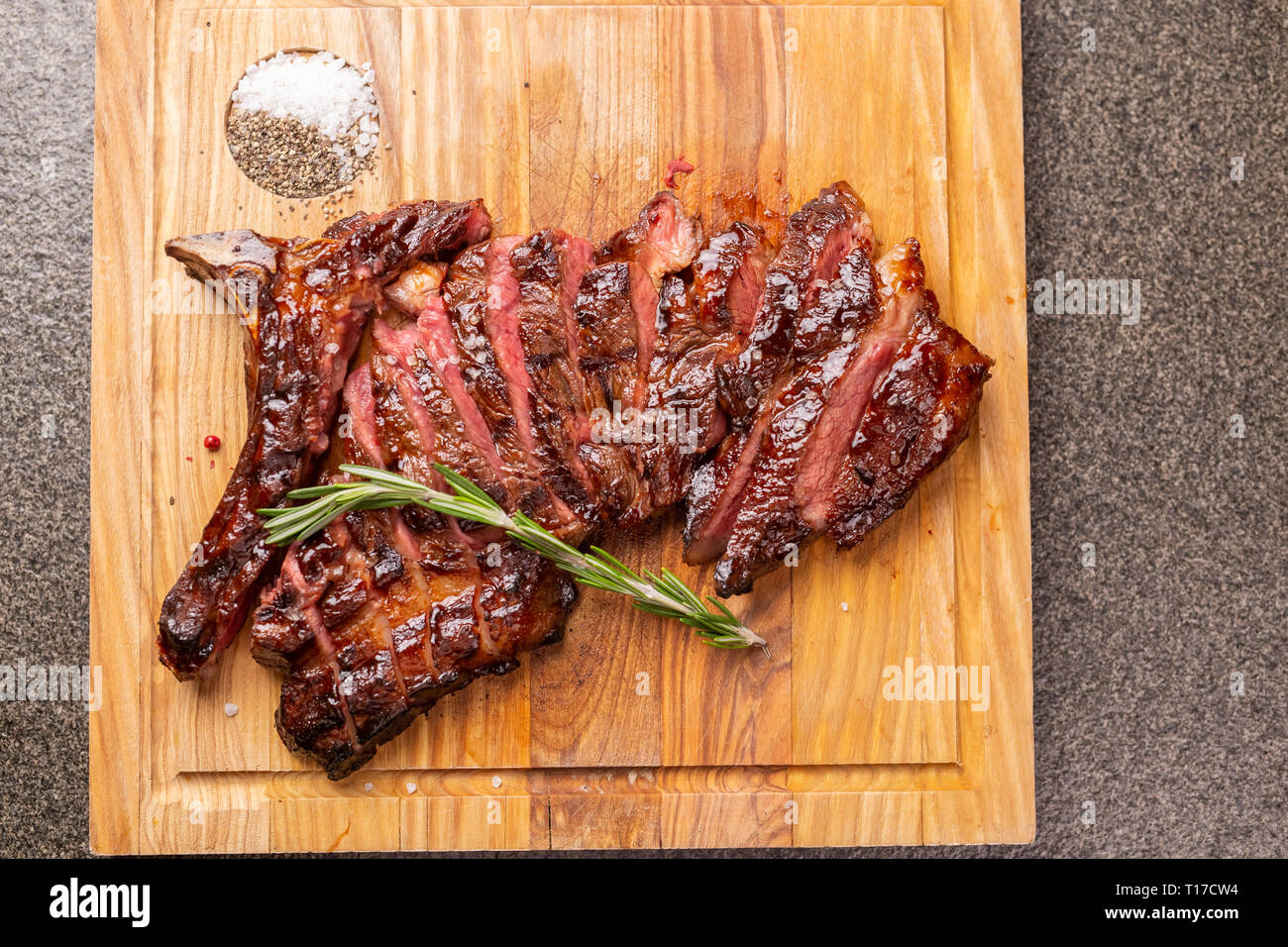 Il cibo e la carne di cavallo concetto - arrosti di carne sul tagliere con  cumino Foto stock - Alamy