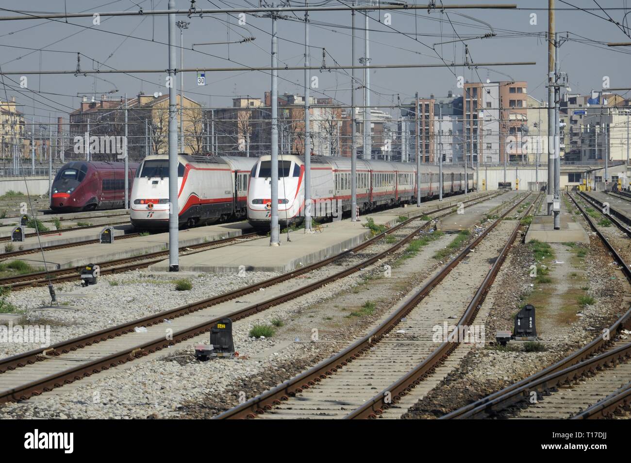 Milano (Italia), stazione centrale cortile, ETR Freccia bianca e Italo treni parcheggiata Foto Stock