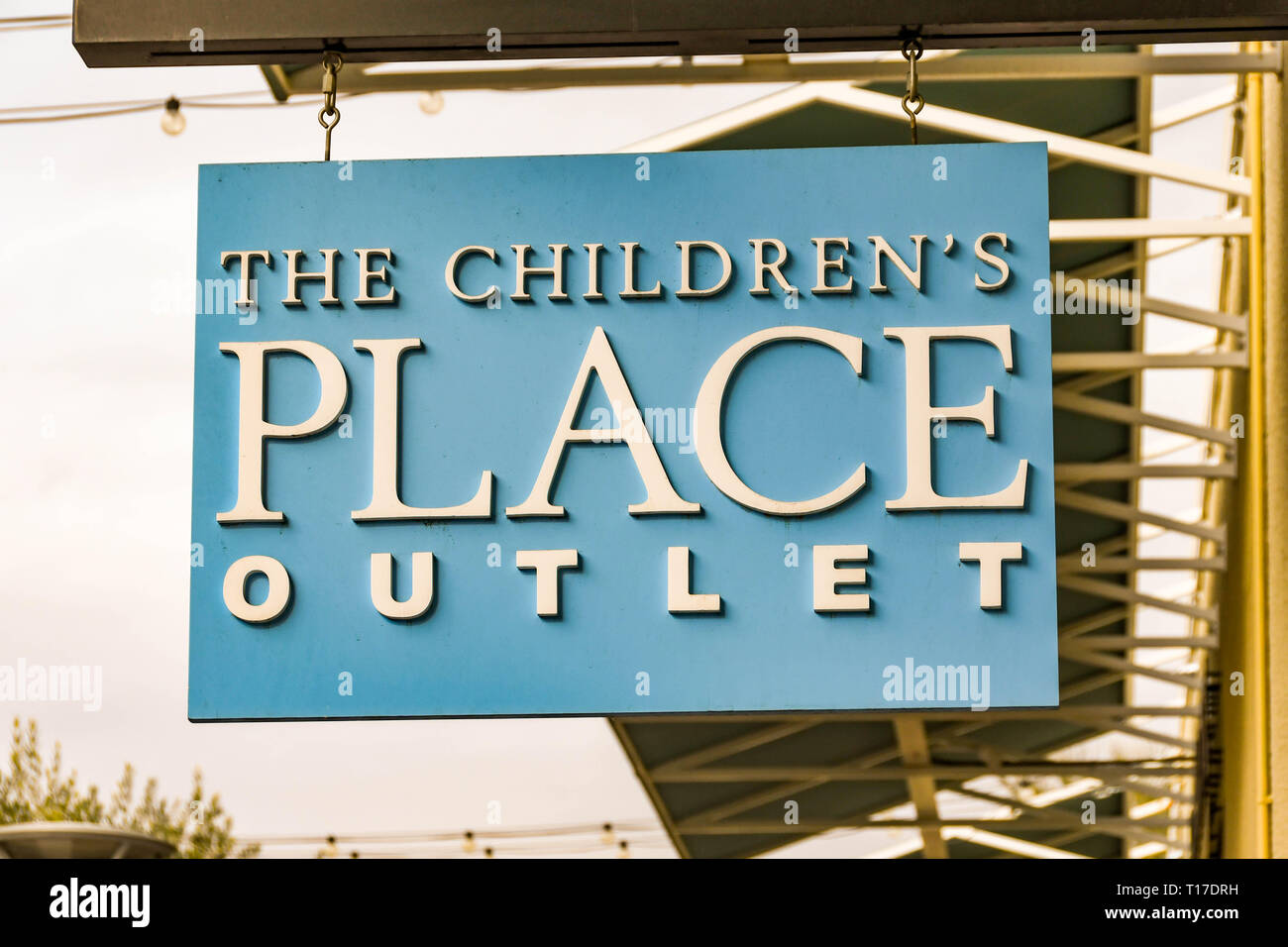 LAS VEGAS, NV, Stati Uniti d'America - Febbraio 2019: segno sopra la porta di ingresso per i bambini del luogo outlet store in Simon Premium Outlets a nord di Las Vegas. Foto Stock