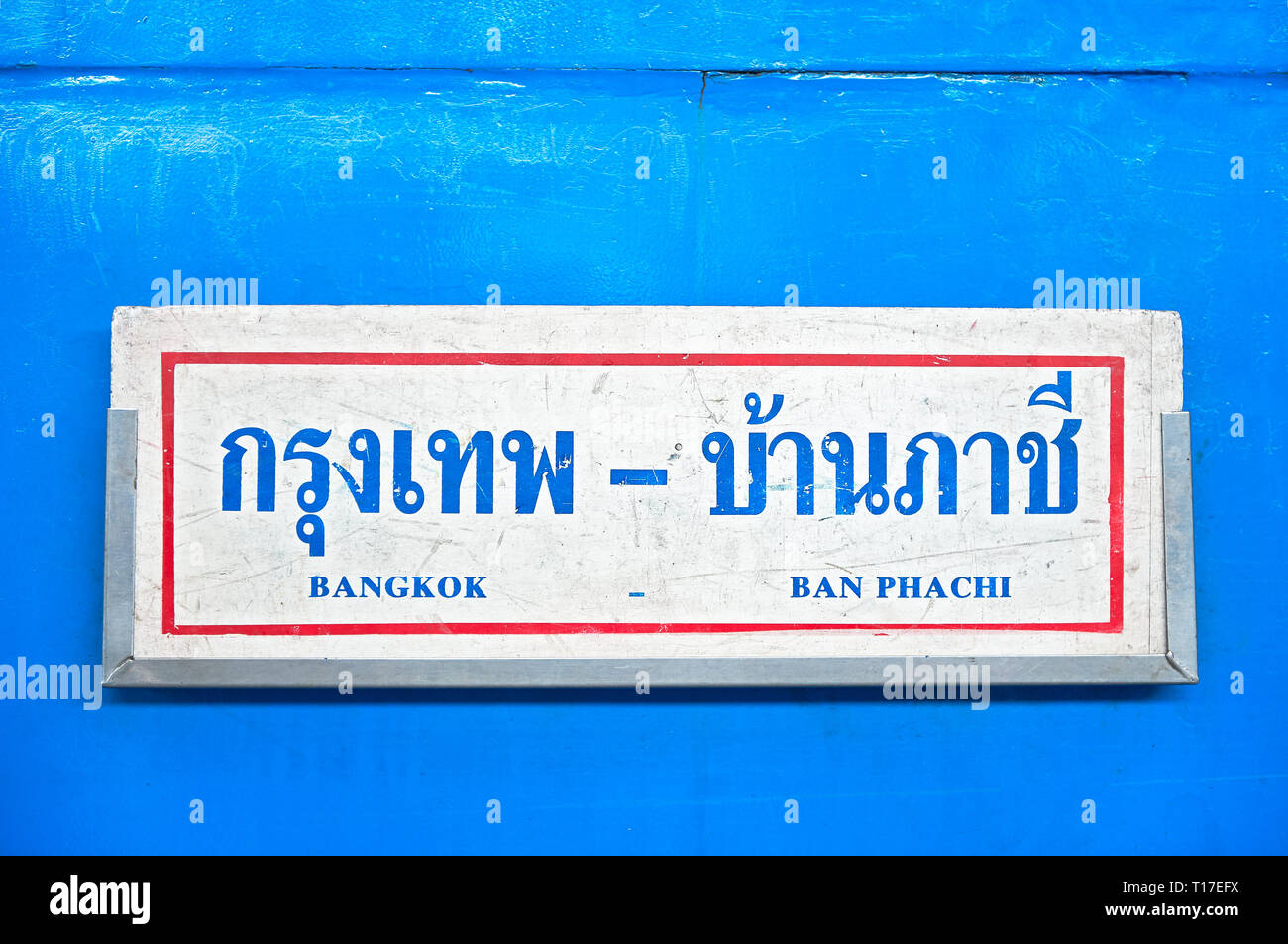 Bangkok, Thailandia: Insegne su un colore blu autobus all'interno di Hua Lamphong Stazione Ferroviaria di informare circa il percorso del treno Foto Stock