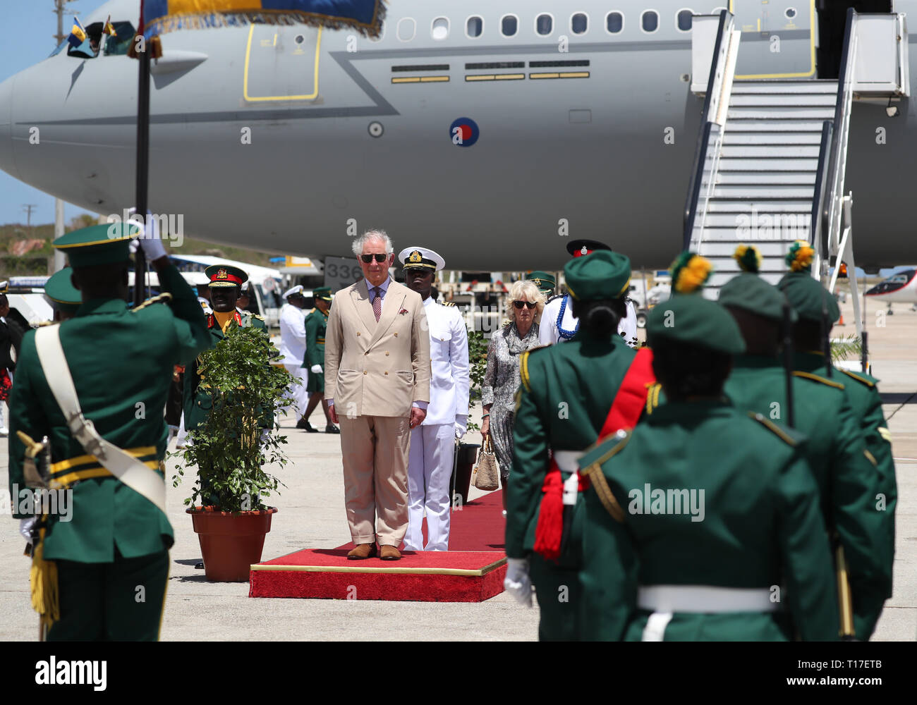 Il Principe di Galles tenendo il saluto finale all'Aeroporto Internazionale di Grantley Adams, Barbados, prima che lui e la duchessa di Cornovaglia lasciare per Cuba. Foto Stock