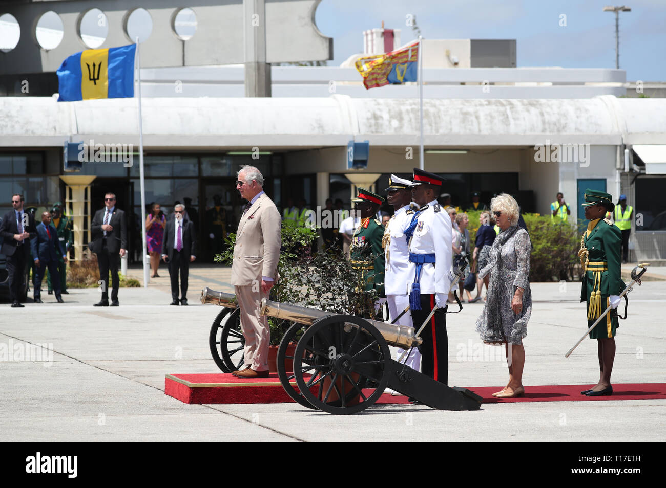 Il Principe di Galles tenendo il saluto finale all'Aeroporto Internazionale di Grantley Adams, Barbados, prima che lui e la duchessa di Cornovaglia lasciare per Cuba. Foto Stock