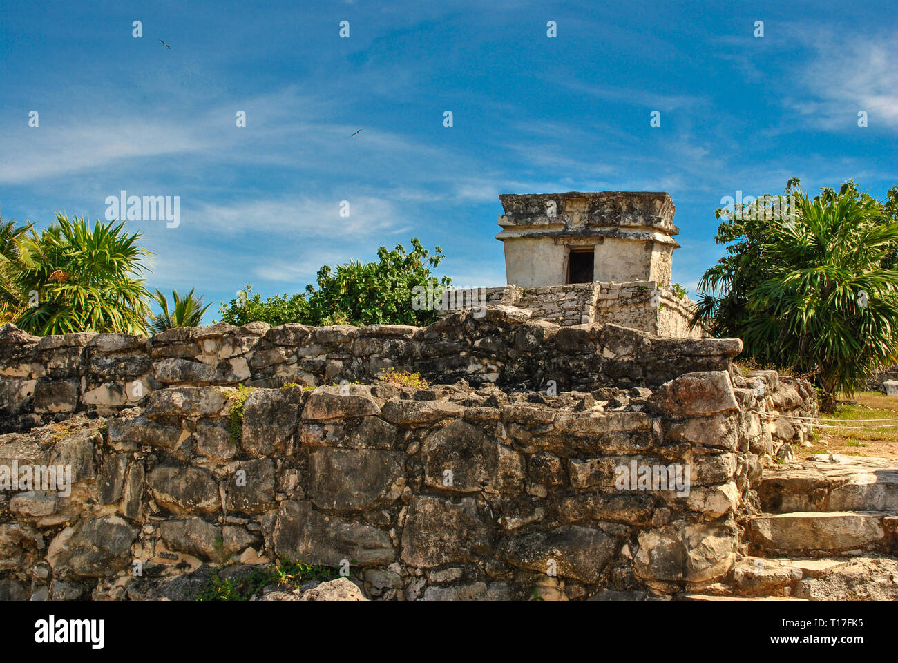 Castillo fortezza a sunrise nell'antica città maya di Tulum in Messico Foto Stock