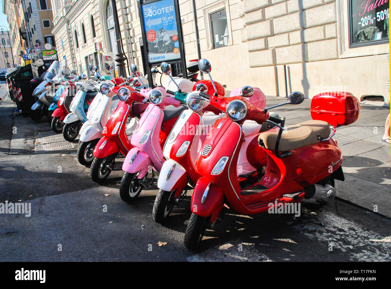 Roma, Italia - 8 Luglio 2014: due scooter Vespa parcheggiata sulla vecchia strada di Roma, Italia Foto Stock