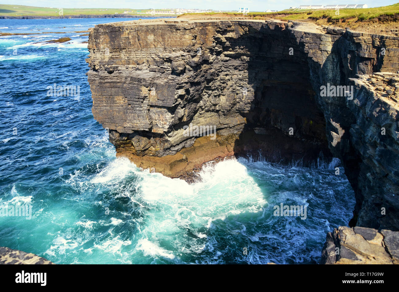 Il Kilkee Cliff Walk è una Scenic 2 a 3 ore (8km) moderata passeggiata ad anello lungo il Kilkee scogliere a partire da il diamante rocce Café, Pollock fori p auto Foto Stock