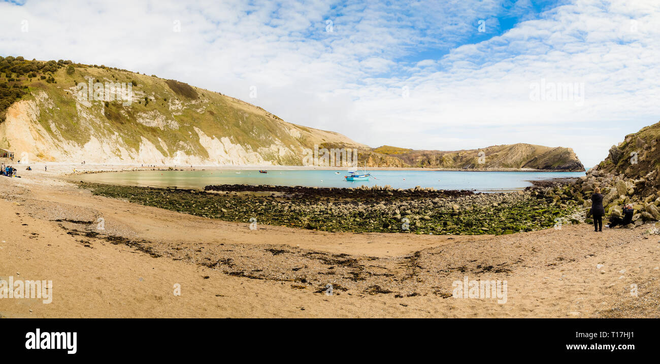 Una vista panoramica di Lulworth Cove nel Dorset. Foto Stock